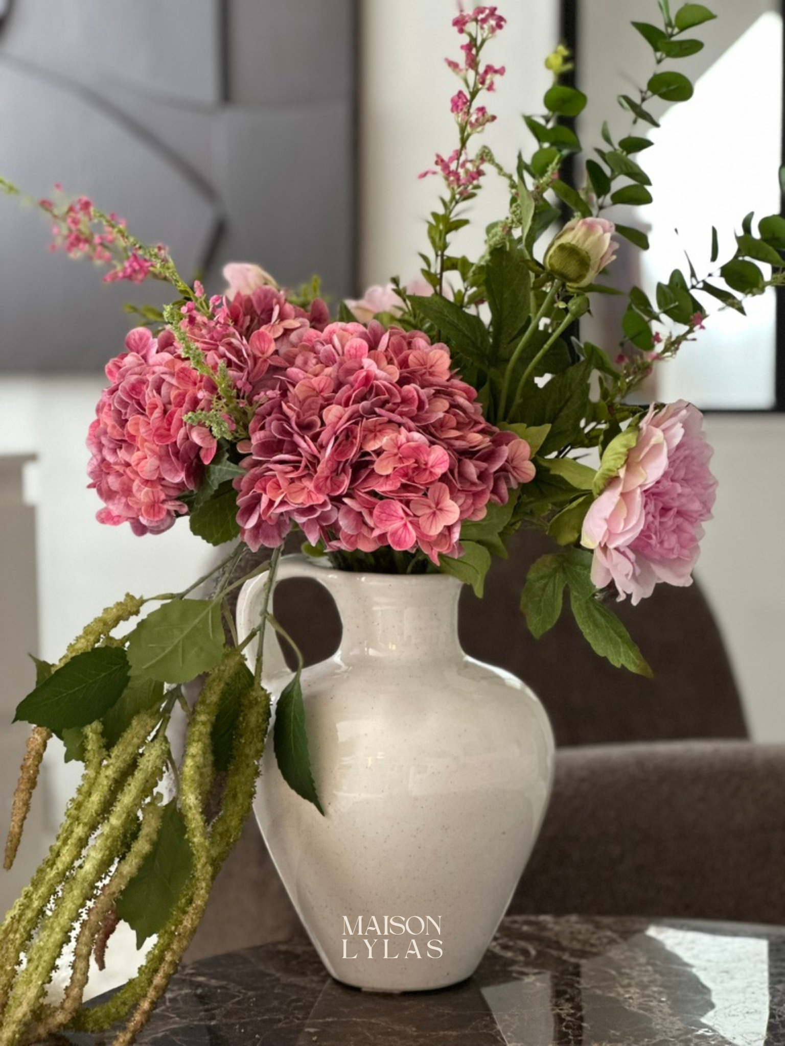 Composition florale blanche décoration salon – Maison Lylas