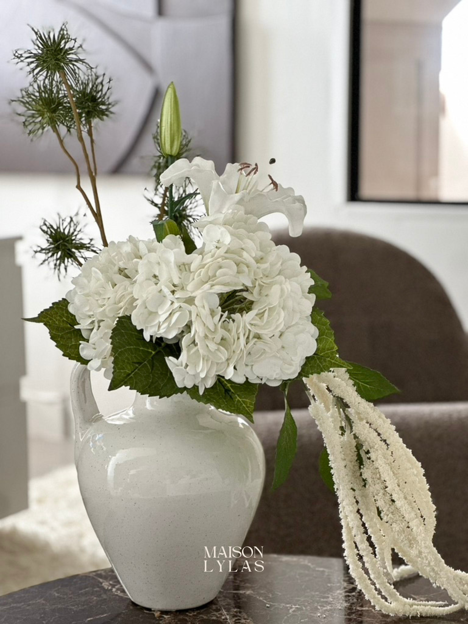 Composition florale blanche décoration salon – Maison Lylas